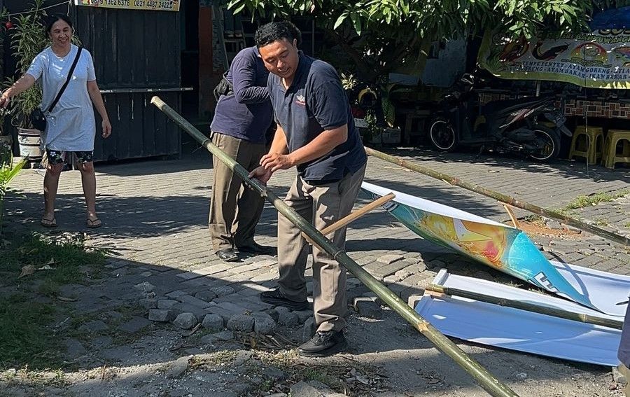 podiumnews.com-Satpol PP Denpasar Berangus Puluhan Atribut Langgar Aturan